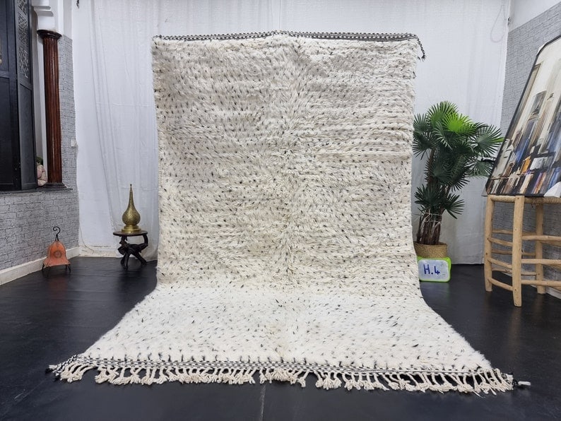 White Handwoven Dotted Soft Rug 100% Sheep Wool Morocco 8 x 5 Feet: White Handwoven Dotted Soft Rug 100% Sheep Wool Morocco 8 x 5 Feet Introducing the White Authentic Dotted Soft Rug, handwoven in the Atlas Mountains by skilled local Berber women weavers. This exquisi