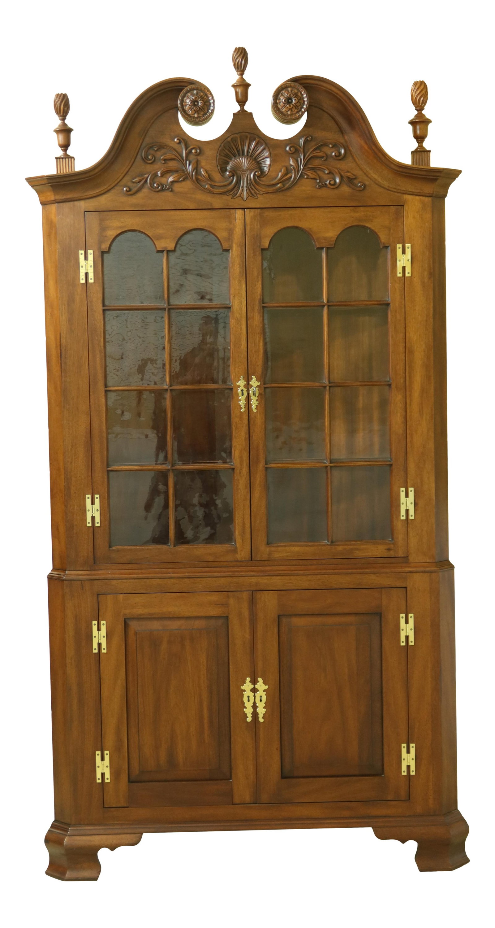 Henkel Harris Chippendale Mahogany Corner Cabinet Lighted Vintage Design: Henkel Harris Chippendale Mahogany Corner Cabinet Lighted Vintage Design This Henkel Harris Chippendale Mahogany Corner China Cabinet, crafted in 1993, showcases a stunning factory distressed Connoiss