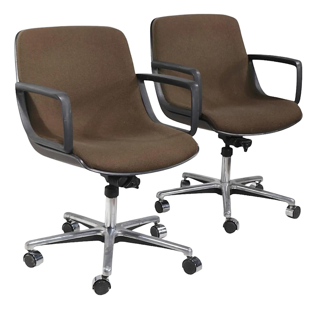 Vintage 1970s Steelcase Swivel Tilt Office Chairs Pair in Brown Tweed: Vintage 1970s Steelcase Swivel Tilt Office Chairs Pair in Brown Tweed This pair of vintage swivel tilt office chairs, attributed to Steelcase and dating back to the 1970s, features a stylish brown twe