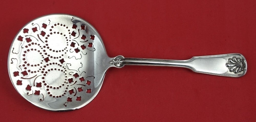 Tiffany & Co Shell and Thread Sterling Silver Tomato Server 7 3/4 in: Tiffany & Co Shell and Thread Sterling Silver Tomato Server 7 3/4 in This exquisite tomato server from Tiffany & Co. features the elegant Shell and Thread pattern, crafted from high-quality sterling s