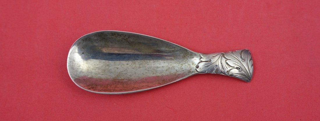 Sterling Silver Shoe Horn with Engraved Leaf Handle 4 1/2 Inch by Shiebler: Sterling Silver Shoe Horn with Engraved Leaf Handle 4 1/2 Inch by Shiebler This antique Shiebler sterling silver shoe horn features an engraved leaf design on the handle. Dating from 1850-1899, it is 