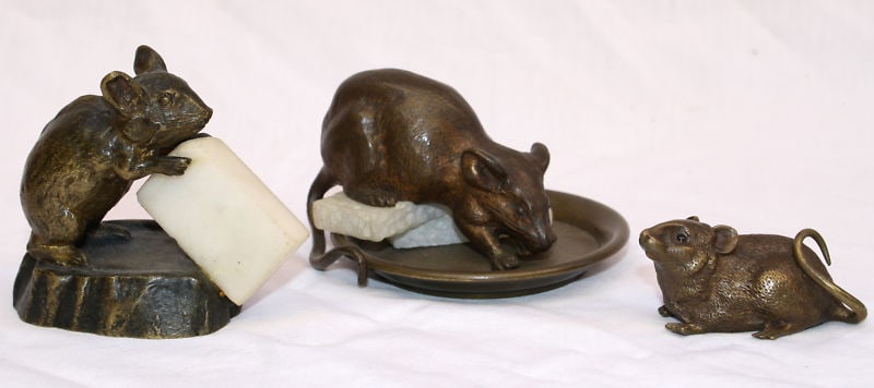 1900s Austrian Bronze Rat Collection by Bailly - 3 Pieces: 1900s Austrian Bronze Rat Collection by Bailly - 3 Pieces Discover this exquisite three-piece collection of Austrian bronze rats from the early 1900s, showcasing exceptional detail and a beautiful pat