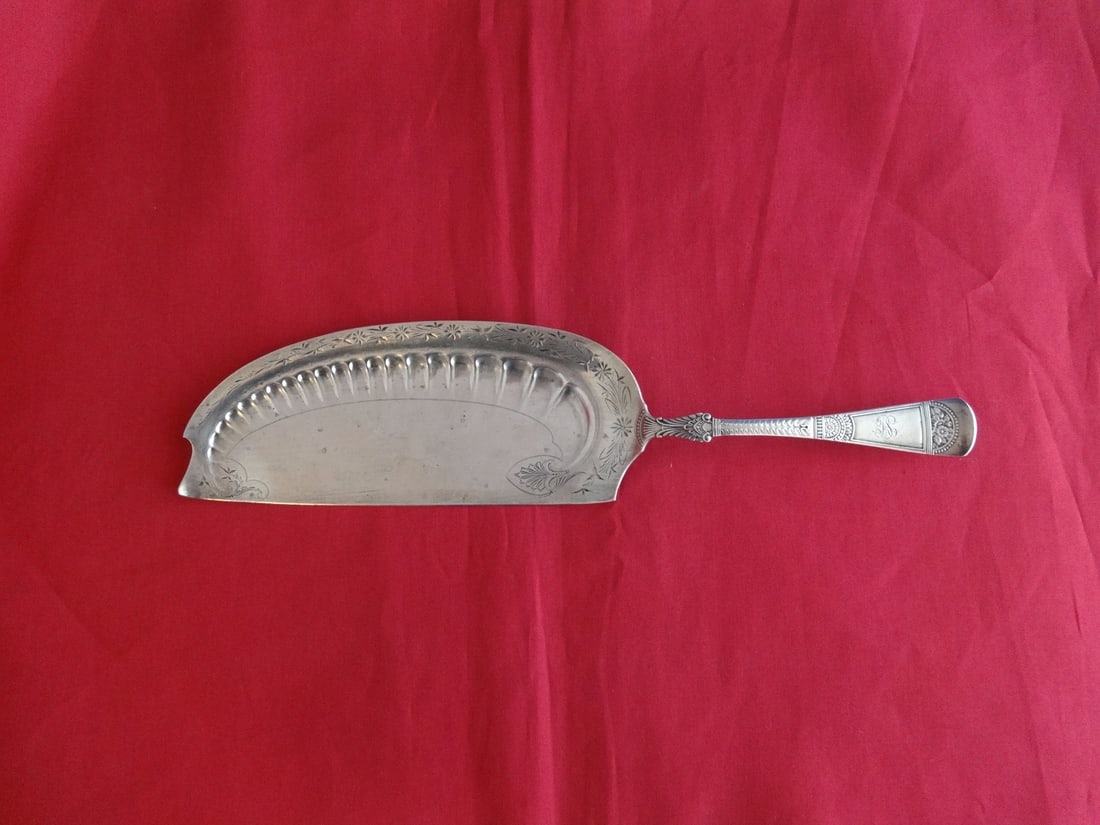Gorham Empress Sterling Silver Crumber 12.5 Inch Bright-Cut: Gorham Empress Sterling Silver Crumber 12.5 Inch Bright-Cut This exquisite crumber features a stunning bright-cut design in the Empress pattern by Gorham, crafted from high-quality sterling silver. Me