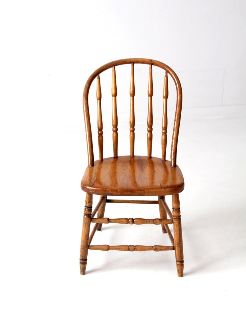 Antique Windsor Spindle Back Dining Chair Rustic Charm: Antique Windsor Spindle Back Dining Chair Rustic Charm This antique Windsor style dining chair features a classic turned spindle back and splay legs, exuding a warm and inviting charm perfect for a va