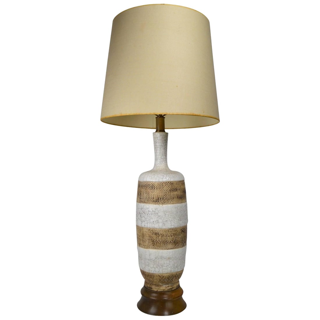 Italian Ceramic Lamp in Ugo Zaccagnini Style 39 inches: Italian Ceramic Lamp in Ugo Zaccagnini Style 39 inches This stylish Italian ceramic lamp, inspired by the designs of Ugo Zaccagnini, features a chic aesthetic that complements various decor styles. It