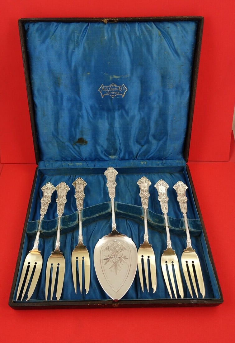 Whiting Alhambra Sterling Silver 7-Piece Pie Set in Fitted Box: Whiting Alhambra Sterling Silver 7-Piece Pie Set in Fitted Box This exquisite 7-piece pie set features the Alhambra pattern by Whiting, crafted from high-quality sterling silver. The set includes a be