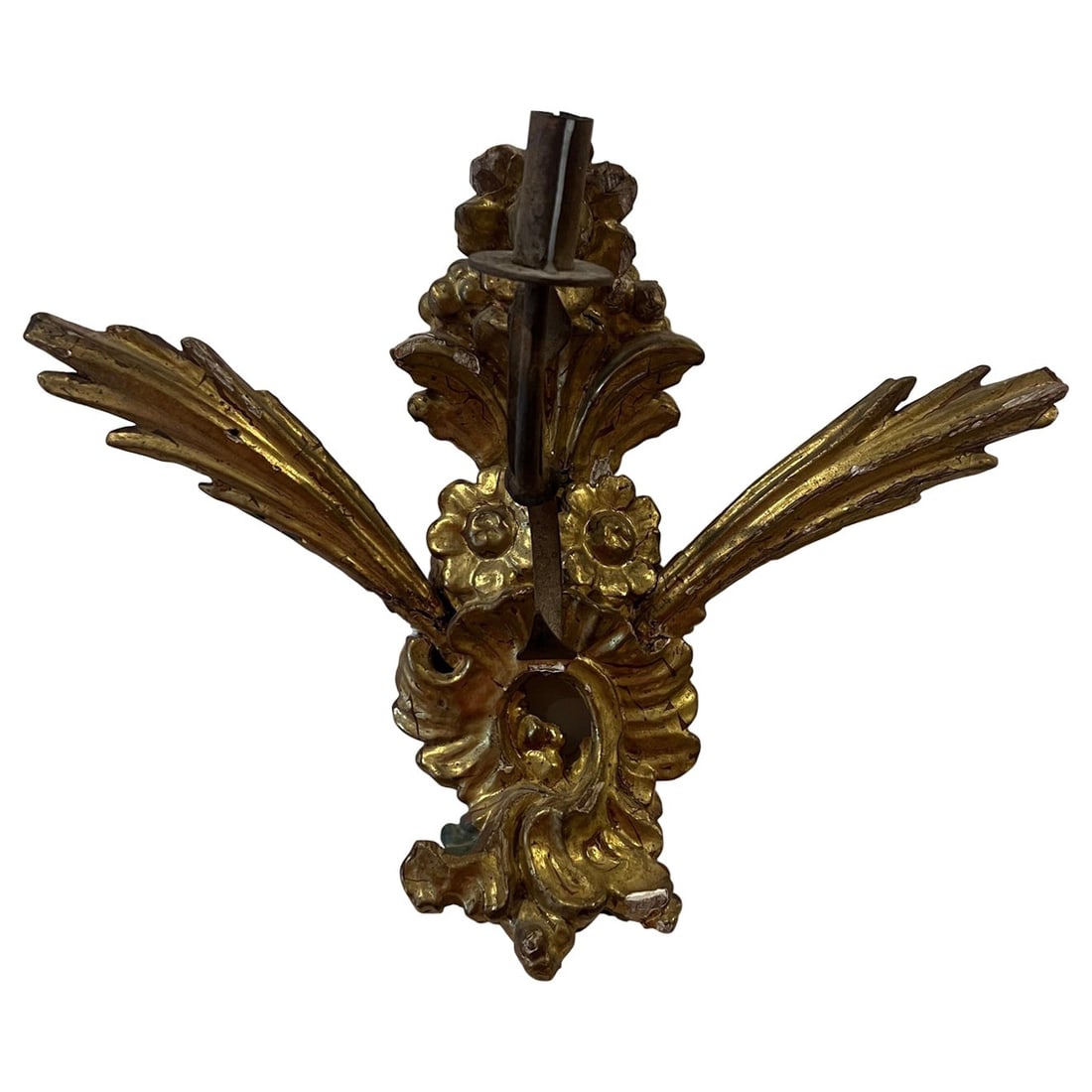 18th Century Baroque Italian Giltwood Iron Wall Sconce Antique: 18th Century Baroque Italian Giltwood Iron Wall Sconce Antique This exquisite 18th Century Italian wall sconce showcases a stunning blend of Baroque style with Rococo and Renaissance Revival influence