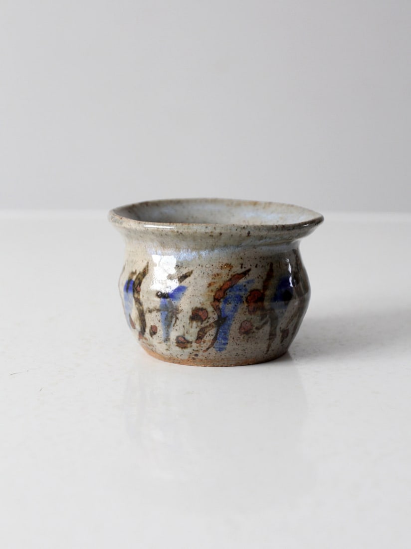 Handcrafted Vintage Studio Pottery Bowl Signed Gray Glaze with Blue Brown Accents: Handcrafted Vintage Studio Pottery Bowl Signed Gray Glaze with Blue Brown Accents This vintage studio pottery bowl features a unique handmade design, showcasing a speckled gray glaze complemented by b