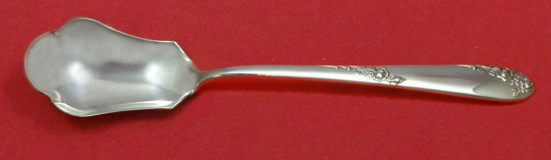Lunt Sweetheart Rose Sterling Silver Relish Scoop 5 3/4 Custom Made: Lunt Sweetheart Rose Sterling Silver Relish Scoop 5 3/4 Custom Made Sterling silver relish scoop in the Sweetheart Rose pattern by Lunt. This custom-made serving piece is post-1940 and made in the Uni