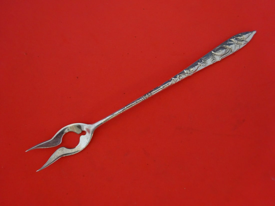 Tiffany & Co Vine Sterling Silver 2-Tine Oyster Fork 6 1/8" Squash Motif: Tiffany & Co Vine Sterling Silver 2-Tine Oyster Fork 6 1/8" Squash Motif This exquisite oyster fork from the Vine pattern by Tiffany & Co. is crafted from high-quality sterling silver, showcasing a be