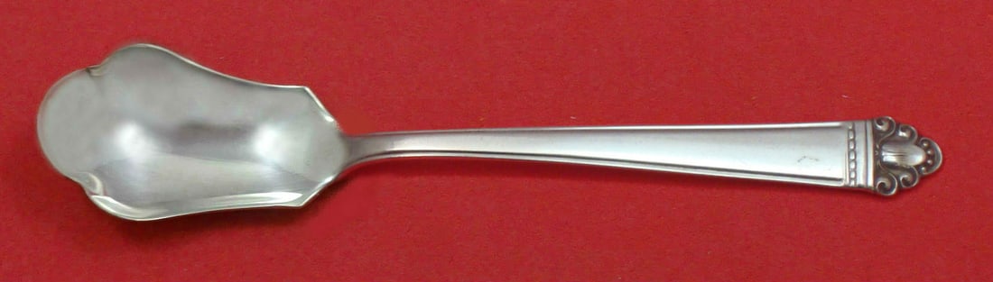 Watson Juliana Sterling Silver Relish Scoop 5 3/4 Custom Made: Watson Juliana Sterling Silver Relish Scoop 5 3/4 Custom Made Sterling silver relish scoop in the Juliana pattern by Watson. This custom made serving piece measures 5 3/4 inches and is not monogrammed