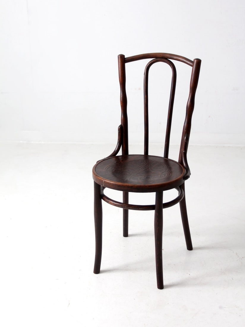 Early 20th Century Thonet Style Antique Bentwood Cafe Chair: Early 20th Century Thonet Style Antique Bentwood Cafe Chair This antique bentwood cafe chair, crafted in the early 20th century, showcases the classic Thonet style. It features elegantly turned 'wavy'