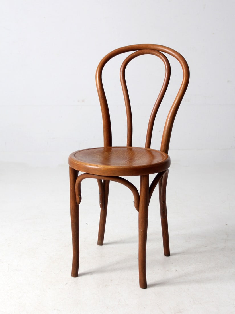 Antique Thonet Bentwood Bistro Chair Vintage Design: Antique Thonet Bentwood Bistro Chair Vintage Design This antique Thonet-style bistro chair showcases exquisite bentwood craftsmanship, featuring a gracefully curved frame and a beautifully aged presse