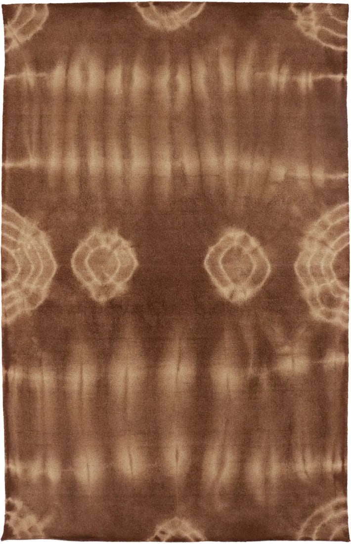 5x8 Modern Wool Area Rug with Brown Abstract Tie-Dye Pattern: 5x8 Modern Wool Area Rug with Brown Abstract Tie-Dye Pattern This modern hand-tufted area rug features a brown tie-dye design with an abstract pattern, adding a contemporary touch to any space. Crafte