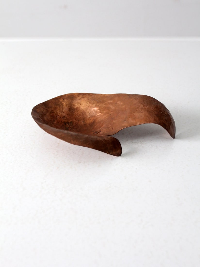 Vintage Hammered Copper Abstract Art Bowl 9x6.5 Inches: Vintage Hammered Copper Abstract Art Bowl 9x6.5 Inches This vintage hammered copper art bowl features an abstract design that adds a striking statement to any space. Perfect for use as a valet tray, i