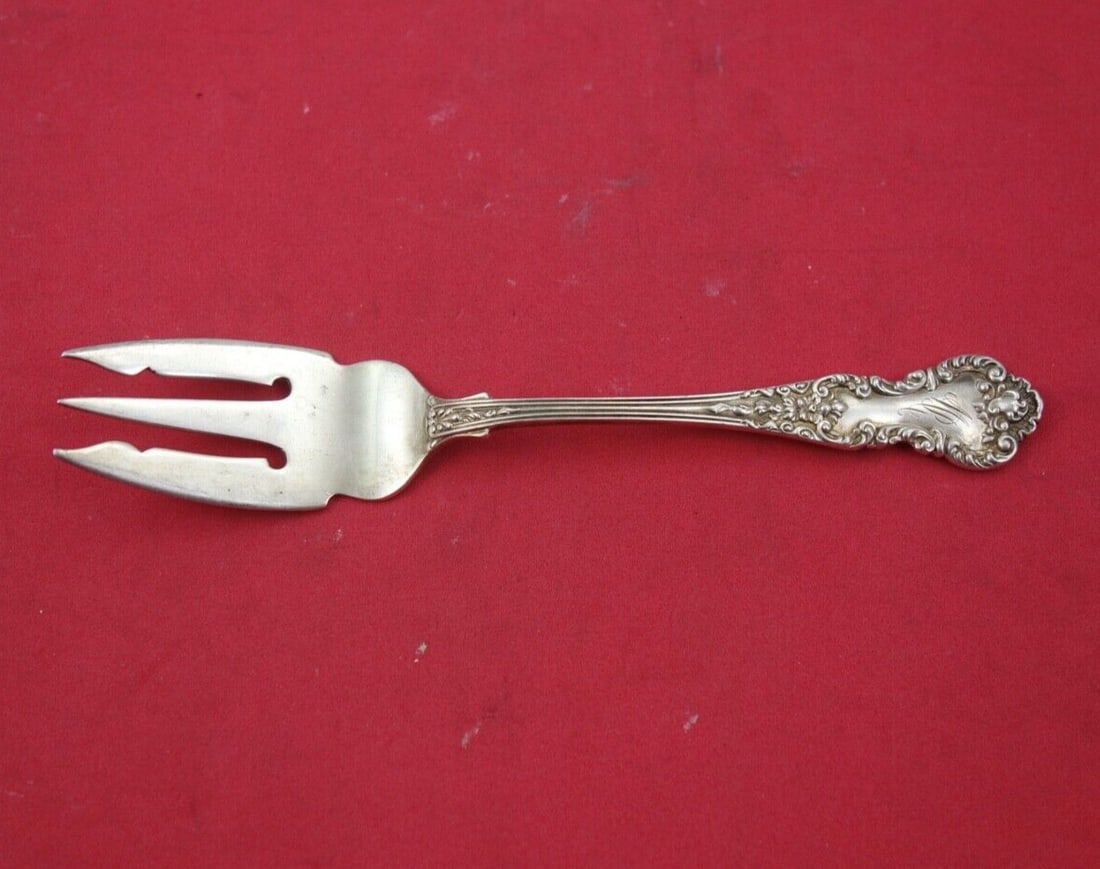 Durgin Hampshire Sterling Silver 6 Salad Fork 3-Tine Monogrammed: Durgin Hampshire Sterling Silver 6 Salad Fork 3-Tine Monogrammed This exquisite salad fork features a classic 3-tine design and is made of high-quality sterling silver. Crafted by Durgin, it showcases