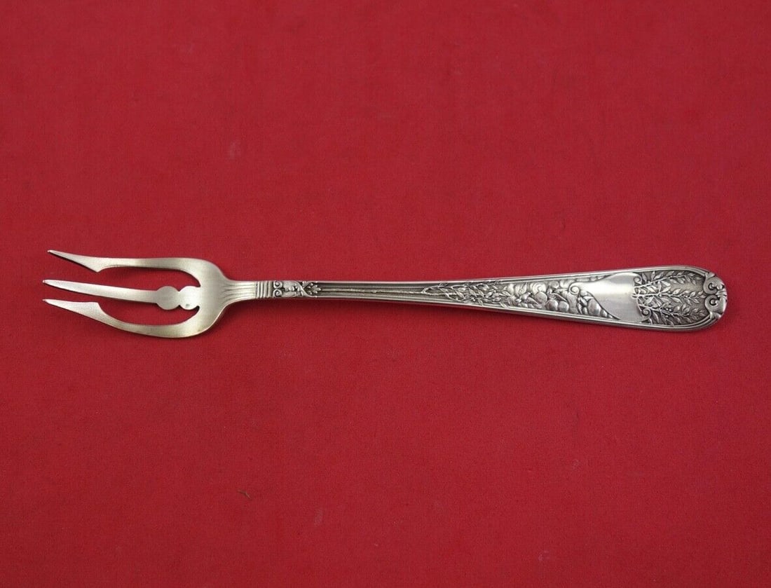 Gorham Laurel Sterling Silver Pickle Fork 6 1/8 Inch: Gorham Laurel Sterling Silver Pickle Fork 6 1/8 Inch This exquisite Laurel by Gorham pickle fork measures 6 1/8" and is crafted from high-quality sterling silver. The elegant design features the class