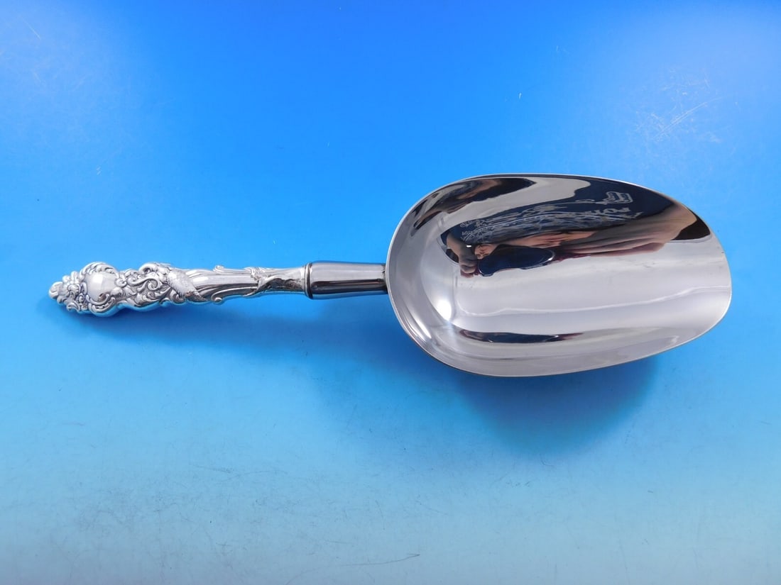 Columbia 1847 Rogers Custom Silverplate Ice Scoop 9 Inch Art Nouveau: Columbia 1847 Rogers Custom Silverplate Ice Scoop 9 Inch Art Nouveau This exquisite ice scoop is crafted in the Columbia pattern by 1847 Rogers, showcasing the elegant Art Nouveau style. Made of high-