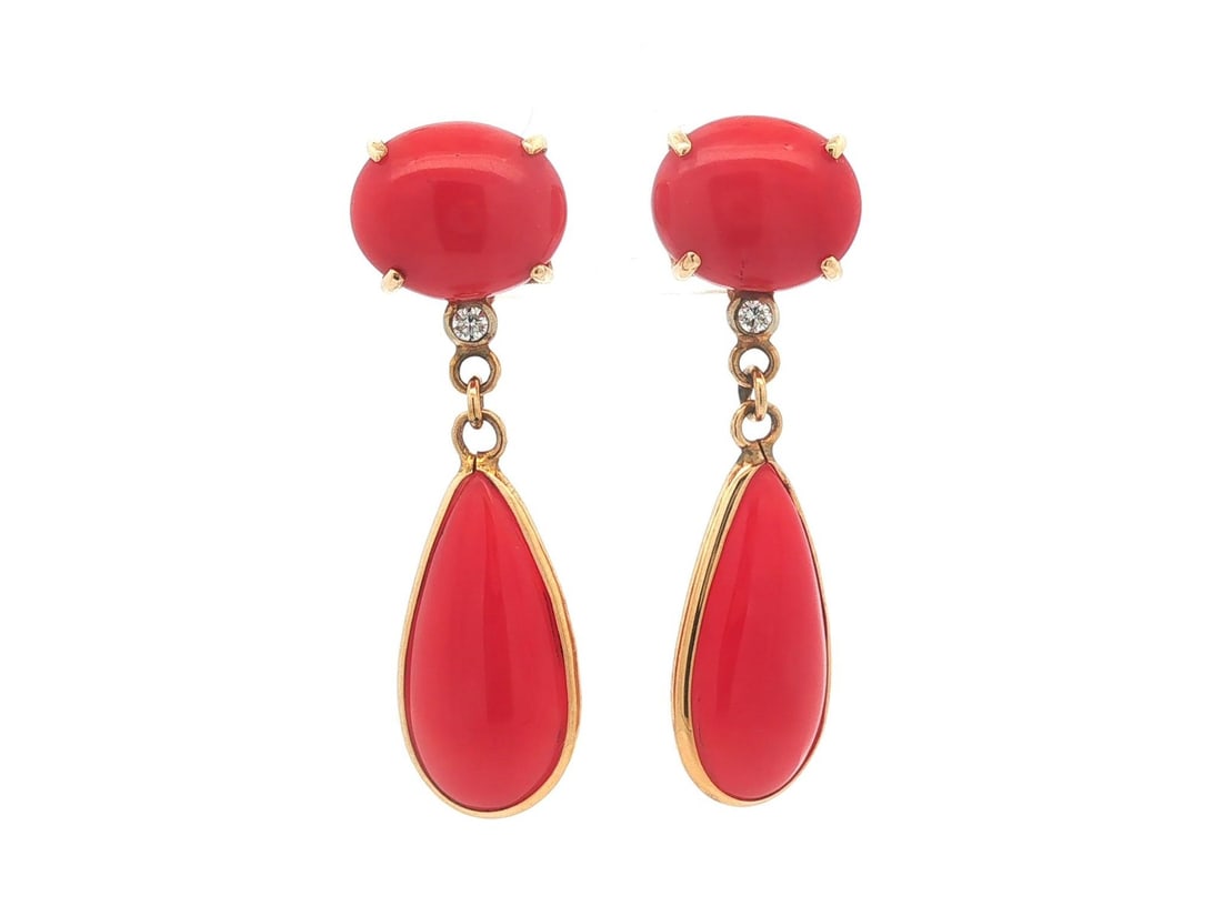 14k Yellow Gold Coral Diamond Dangle Earrings Teardrop Cabochon: 14k Yellow Gold Coral Diamond Dangle Earrings Teardrop Cabochon Vintage dangle/drop earrings featuring natural genuine coral cabochons accented by diamonds in solid 14k yellow gold. The design include