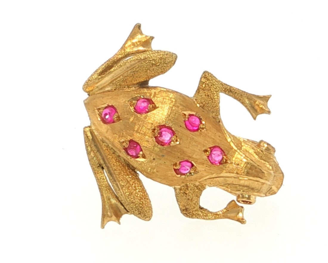 18K Yellow Gold Frog Brooch with Pink Tourmaline Cabochons: 18K Yellow Gold Frog Brooch with Pink Tourmaline Cabochons Vintage estate figural frog brooch crafted in solid 18k yellow gold and set with natural cabochon pink tourmalines. The sculptural full-figur