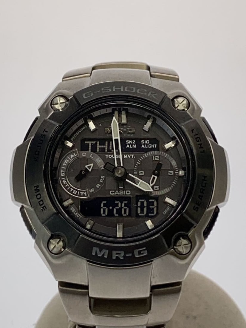 CASIO G-SHOCK MRG-7600D-1AJF Silver Men's Watch: CASIO G-SHOCK MRG-7600D-1AJF Silver Men's Watch Introducing the CASIO G-SHOCK MRG-7600D-1AJF Men's Watch, a robust wristwatch designed for durability and style. This pre-owned timepiece showcases a si