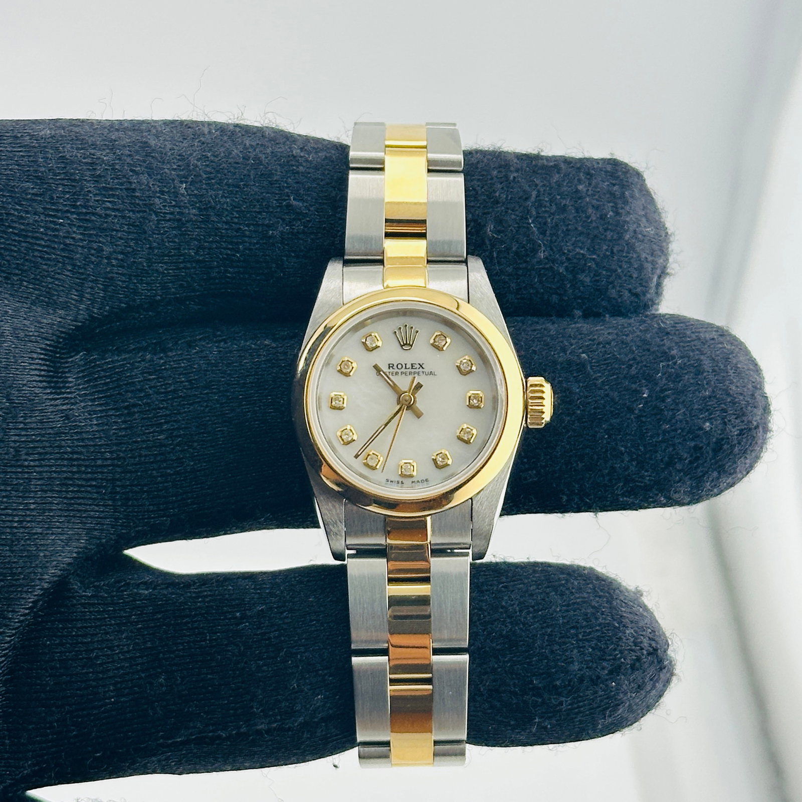 Ladies Rolex Oyster Perpetual 67183 White MOP Diamond Dial Oyster Bracelet: Ladies Rolex Oyster Perpetual 67183 White MOP Diamond Dial Oyster Bracelet This ladies Rolex Oyster Perpetual watch features a white mother-of-pearl dial accented with yellow diamond hour markers. It 