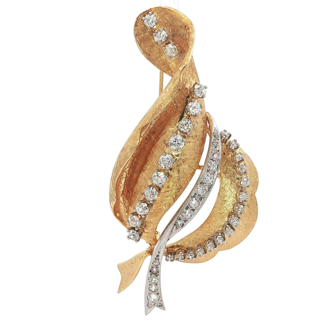 Vintage Yellow Gold 1.60ctw Diamond Florentine Ribbon Brooch: Vintage Yellow Gold 1.60ctw Diamond Florentine Ribbon Brooch This exquisite Vintage Retro Yellow Gold Brooch features a stunning Florentine ribbon design adorned with a total of 44 natural genuine dia