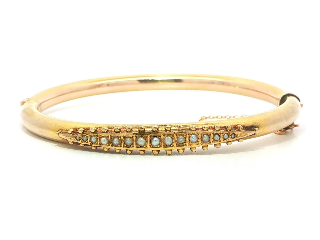 Victorian 10k Yellow Gold Hinged Bangle with 15 Seed Pearls: Victorian 10k Yellow Gold Hinged Bangle with 15 Seed Pearls This antique Victorian hinged tube bangle bracelet features 15 natural cultured seed pearls, each round in shape and pave set, with sizes gr