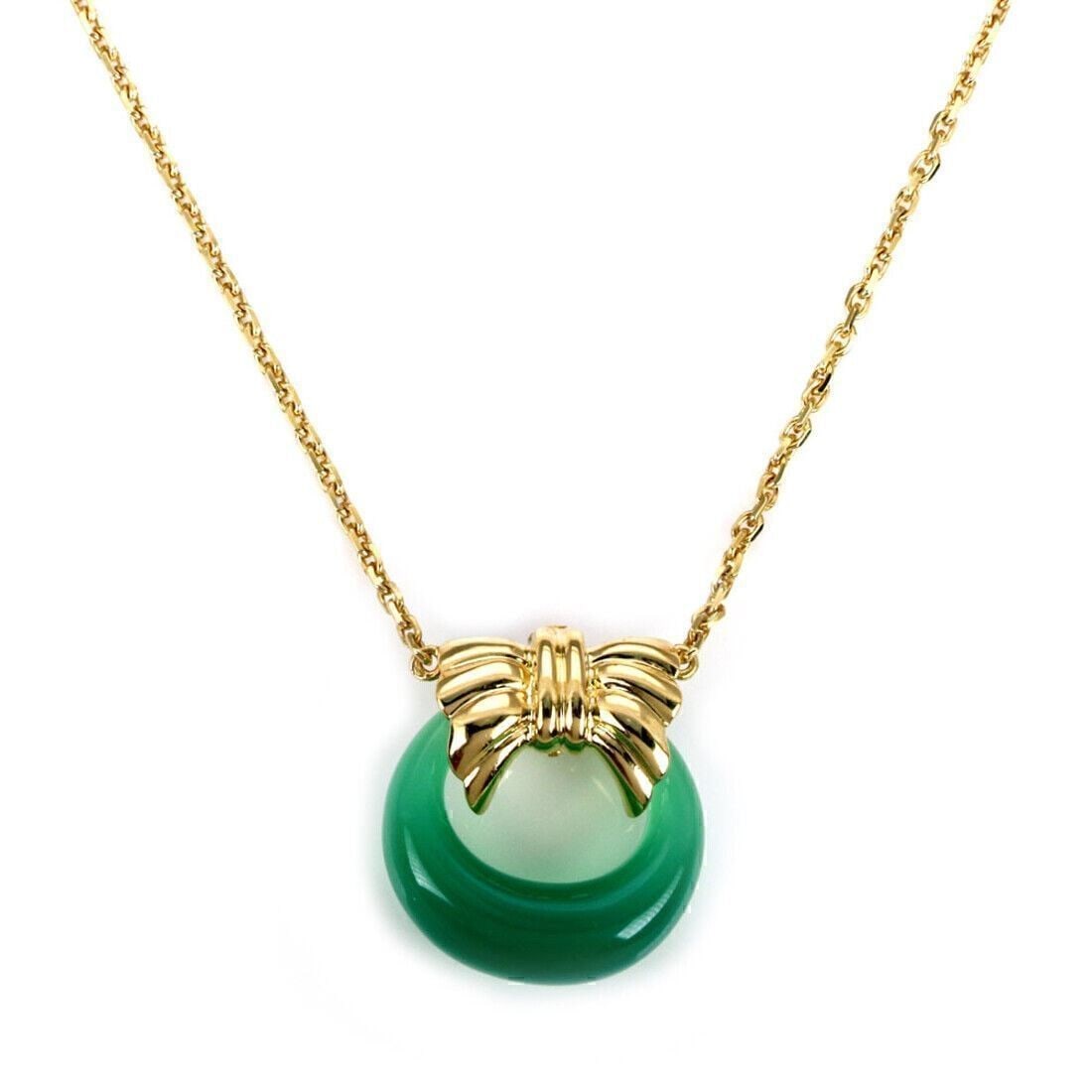 Van Cleef Arpels 18k Yellow Gold Green Onyx Wreath Pendant Necklace 17.75": Van Cleef Arpels 18k Yellow Gold Green Onyx Wreath Pendant Necklace 17.75" Vintage Van Cleef & Arpels Green Onyx Wreath pendant necklace in 18k yellow gold. This original signed necklace features a ci