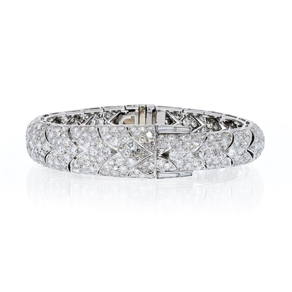 Stunning Art Deco Platinum Diamond Bracelet 20 Carats 1930s: Stunning Art Deco Platinum Diamond Bracelet 20 Carats 1930s This exquisite Art Deco bracelet, crafted in platinum during the 1930s, showcases a stunning array of over 400 old cut round diamonds and a 