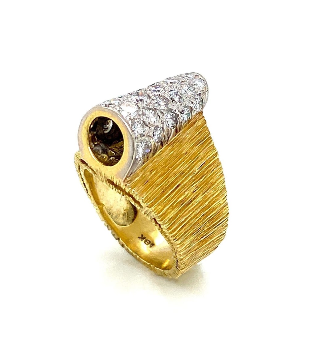 Henry Dunay 18K Yellow White Gold Diamond Sculptural Ring Size 6: Henry Dunay 18K Yellow White Gold Diamond Sculptural Ring Size 6 Vintage Henry Dunay textured band ring in 18k yellow and white gold, set with natural diamonds. This signed sculptural design features 