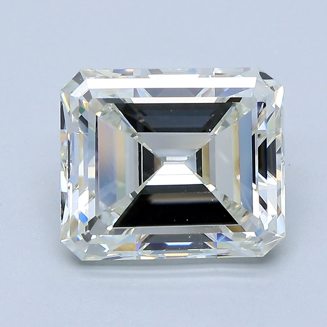 Loose Diamond - EMERALD 4.51ct J VS1: Loose Diamond - EMERALD 4.51ct J VS1 Source: Natural Mined Diamond Shape: EMERALD Carats: 4.51 Color: J Clarity: VS1 Certification: GIA Condition: Pre-Owned PLEASE NOTE: Framed, Large, or heavy items 