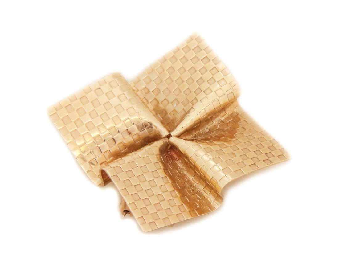 Tiffany and Co 14k Yellow Gold Square Brooch 1950s Pleated Design: Tiffany and Co 14k Yellow Gold Square Brooch 1950s Pleated Design This exquisite brooch from the 1950s is a stunning piece by Tiffany & Co., made from authentic 14k yellow gold. The brooch features a 