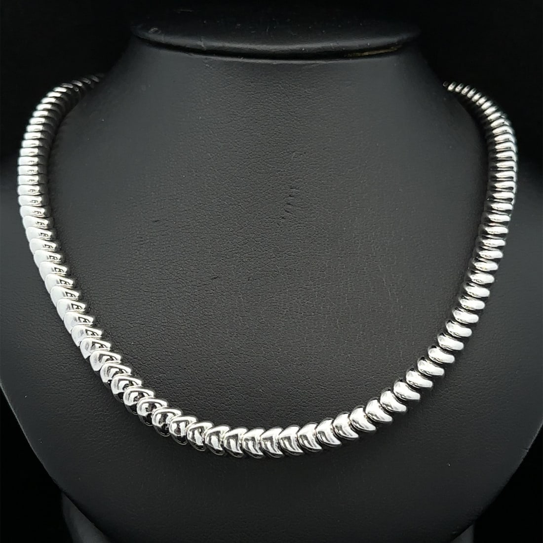 Italian 14k White Gold Flexible Snake Link Choker Necklace 18in: Italian 14k White Gold Flexible Snake Link Choker Necklace 18in This exquisite choker necklace features a solid Italian design crafted from 14k white gold, renowned for its elegant and timeless appeal