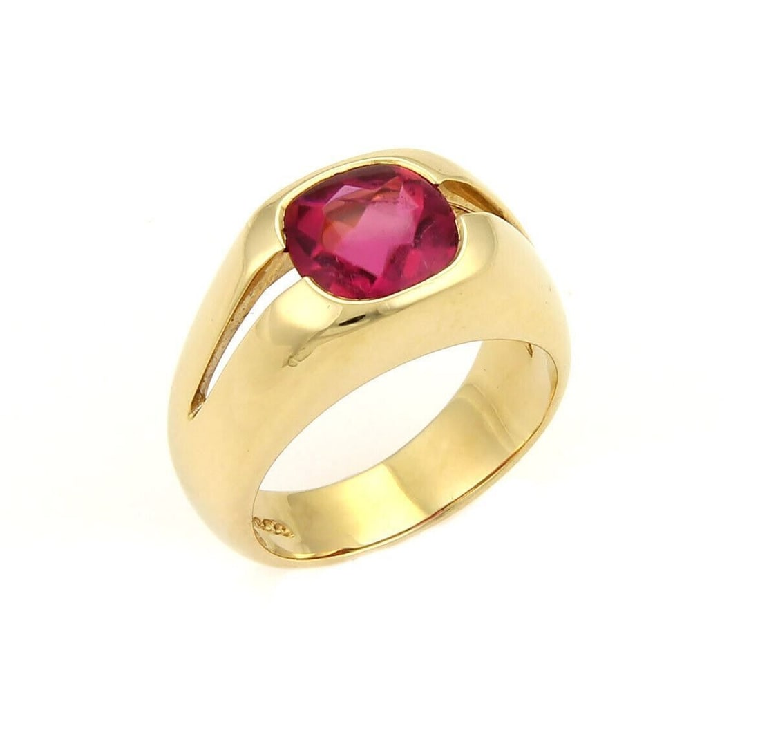 Tiffany & Co. 18k Yellow Gold Pink Tourmaline Solitaire Ring Size 6: Tiffany & Co. 18k Yellow Gold Pink Tourmaline Solitaire Ring Size 6 Tiffany & Co. pink tourmaline solitaire ring crafted in solid 18k yellow gold. The design features a natural cushion-cut pink tourma