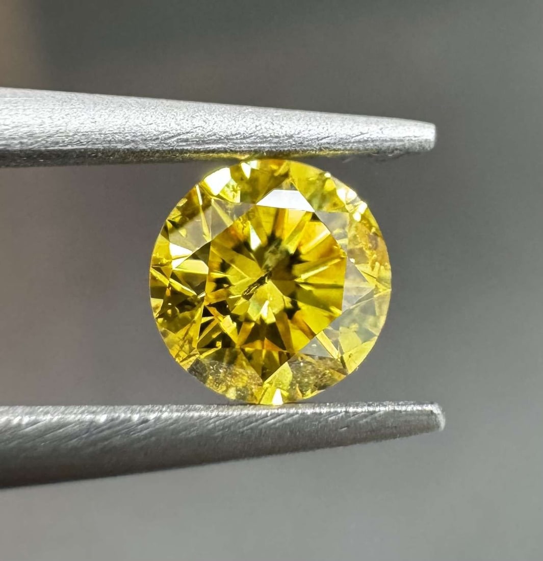 Loose Diamond - ROUND 0.34ct Fancy Vivid Yellow: Loose Diamond - ROUND 0.34ct Fancy Vivid Yellow Source: Natural Shape: ROUND Carats: 0.34 Color: Fancy Vivid Yellow Certification: GIA Video: