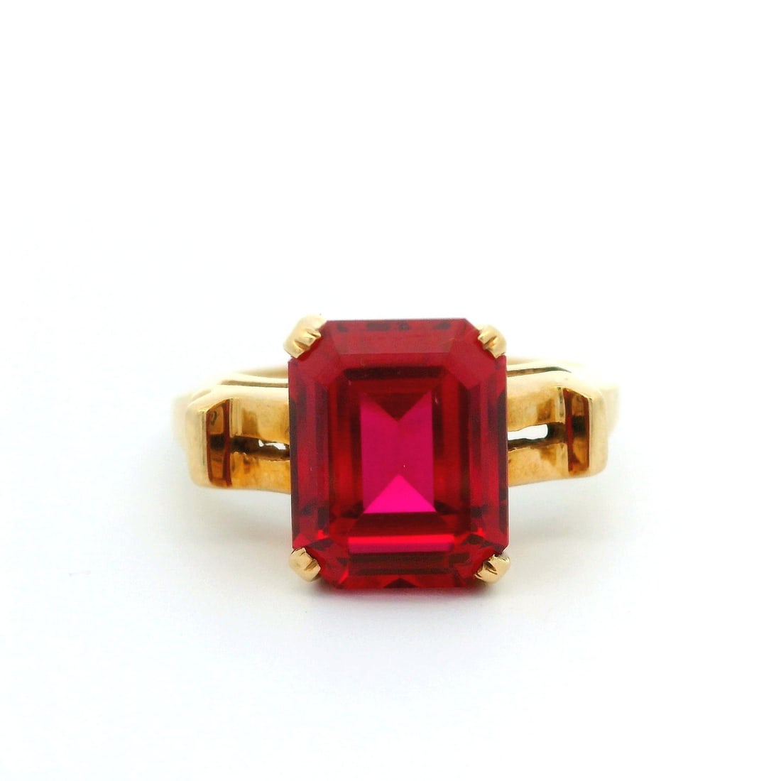 Antique 10k Yellow Gold High Profile Solitaire Ring Red Emerald Cut Gemstone: Antique 10k Yellow Gold High Profile Solitaire Ring Red Emerald Cut Gemstone This exquisite antique cocktail ring features a stunning high-profile design, showcasing a vibrant red emerald cut gemstone
