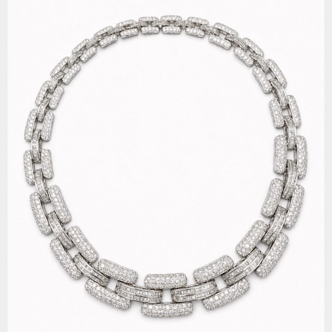Diamond Necklace in 18K White Gold 28.50 Ct: Diamond Necklace in 18K White Gold 28.50 Ct Pre-owned diamond necklace crafted in 18K white gold and set with 28.50 ct of diamonds. The diamonds are described as F-G color and VS1-SI1 clarity. Specifi
