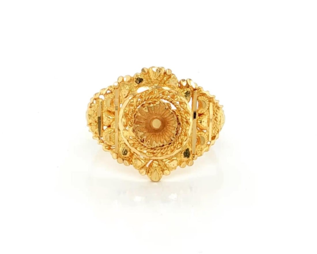 Unbranded 22k Yellow Gold Floral Motif Ring Size 7: Unbranded 22k Yellow Gold Floral Motif Ring Size 7 Vintage estate floral motif ring crafted in 22k yellow gold with diamond-cut accents. The sculptural flower design features finely textured detailing
