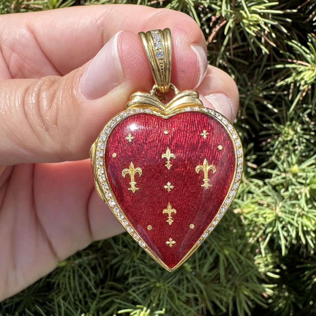 Faberge heart locket pendant 18k yellow gold diamond enamel fleur de lis: Faberge heart locket pendant 18k yellow gold diamond enamel fleur de lis This Faberge heart-shaped locket pendant is crafted from solid 18K yellow gold and features a vibrant red enamel finish. The pe