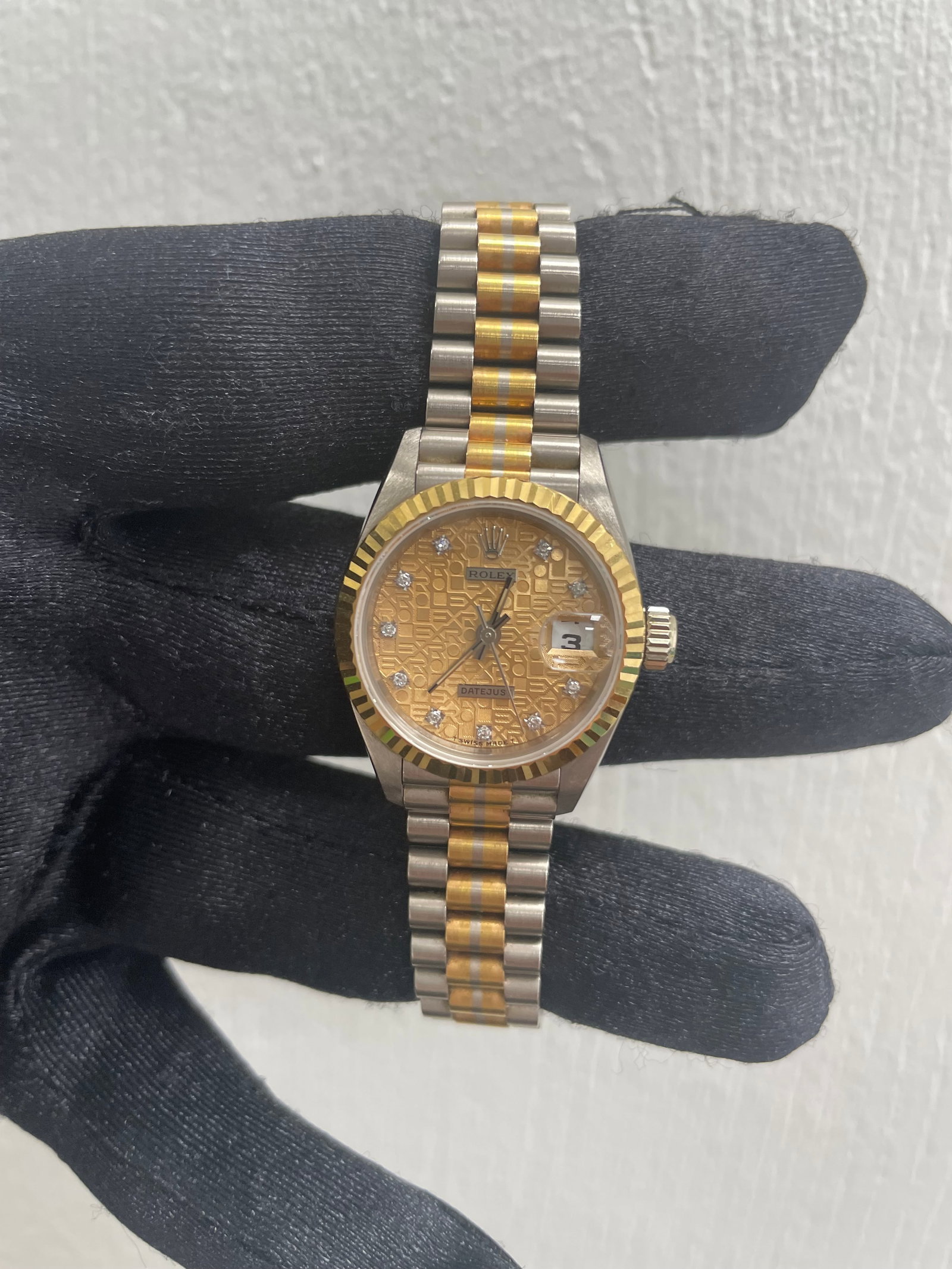 Rolex Datejust 69179 Mens Watch Gold Diamond Dial President Bracelet Papers 1994: Rolex Datejust 69179 Mens Watch Gold Diamond Dial President Bracelet Papers 1994 This is a men's Rolex Datejust watch, reference number 69179. It features a gold diamond dial and a fluted bezel, paire