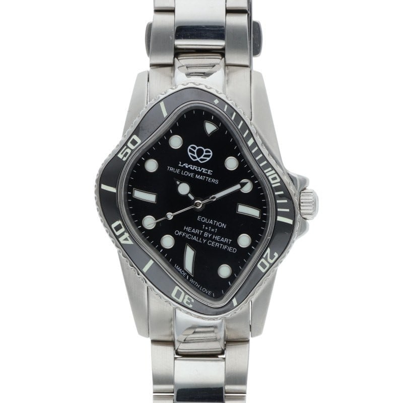 LAARVEE PEA101 mens wristwatch stainless steel silver black with box links: LAARVEE PEA101 mens wristwatch stainless steel silver black with box links Pre-owned LAARVEE PEA101 men's wristwatch in silver and black with a stainless steel construction. This watch shows slight sc