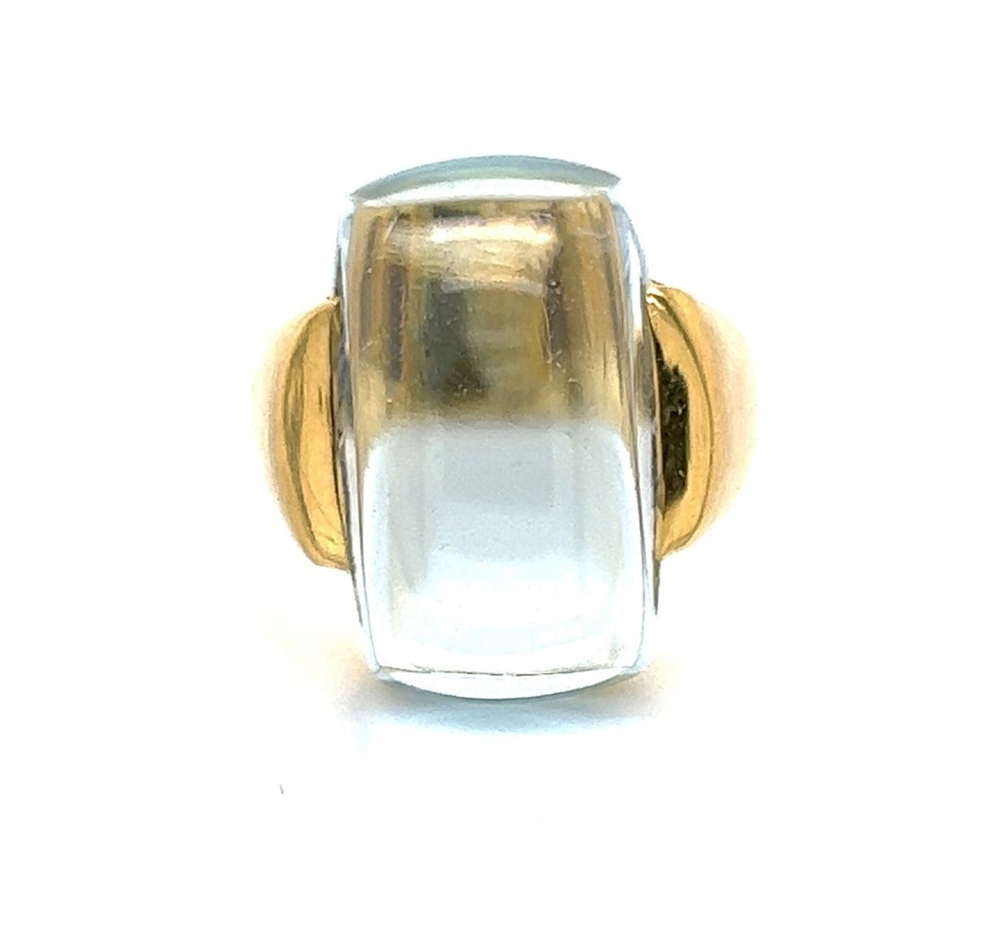 H. Stern Statement Ring in 18k Yellow Gold with Blue Topaz Size 8: H. Stern Statement Ring in 18k Yellow Gold with Blue Topaz Size 8 Pre-owned H. Stern statement ring featuring a bold rectangular natural blue topaz set in a sculptural 18k yellow gold mounting. The cl