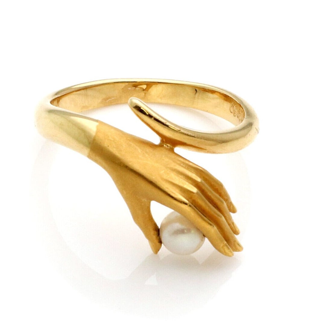 Carrera y Carrera Hand Ring 18k Yellow Gold Pearl Size 6: Carrera y Carrera Hand Ring 18k Yellow Gold Pearl Size 6 Pre-owned Carrera y Carrera hand ring crafted in 18k yellow gold, featuring a sculptural hand motif holding a cultured pearl. This signed ring 