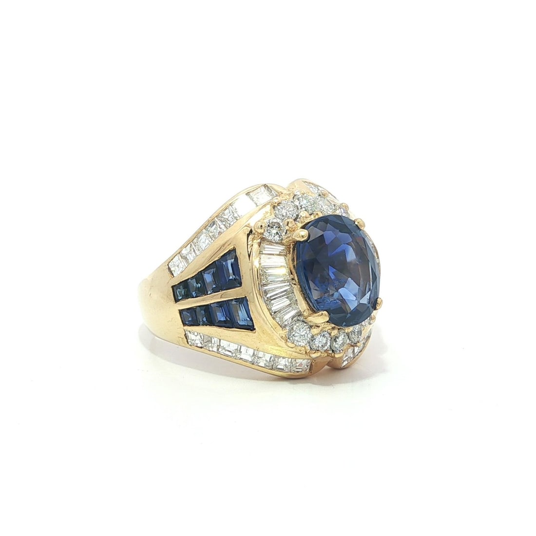 18k Gold 5.4ctw GIA No Heat Ceylon Sapphire Diamond Cocktail Ring: 18k Gold 5.4ctw GIA No Heat Ceylon Sapphire Diamond Cocktail Ring This stunning cocktail ring showcases a high-quality natural Ceylon sapphire, featuring a gorgeous royal blue color. The centerpiece i