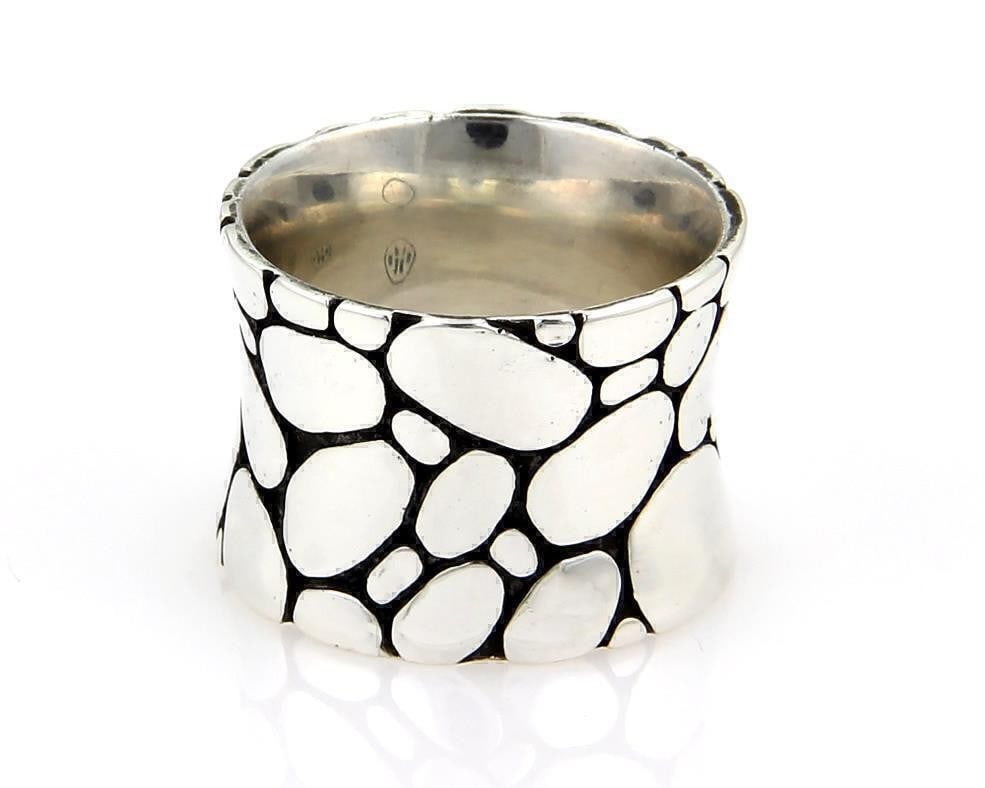 John Hardy Kali Pebble Wide Band Ring Sterling Silver Size 5.5: John Hardy Kali Pebble Wide Band Ring Sterling Silver Size 5.5 Authentic John Hardy Kali Pebble wide band ring crafted in sterling silver. This band ring features the collection's signature pebble-ins