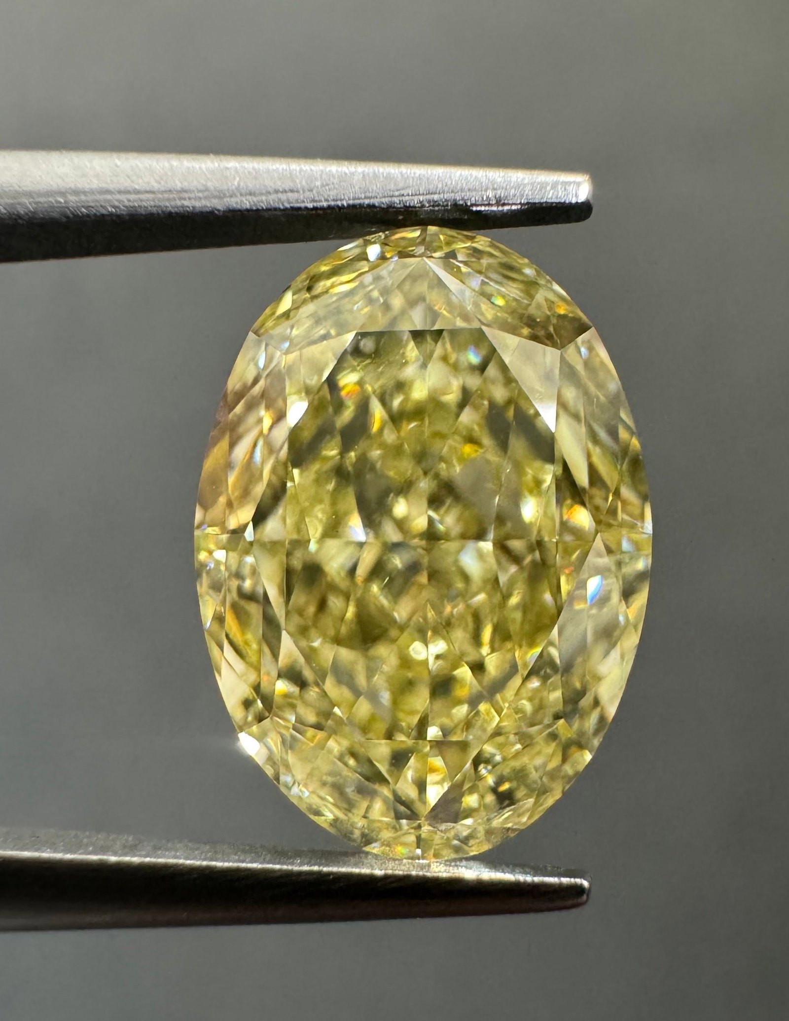 Loose Diamond - OVAL 3.01ct Faint Yellow VS1: Loose Diamond - OVAL 3.01ct Faint Yellow VS1 Source: Natural Shape: OVAL Carats: 3.01 Color: Faint Yellow Certification: GIA PLEASE NOTE: Framed, Large, or heavy items do not have shipping costs inclu