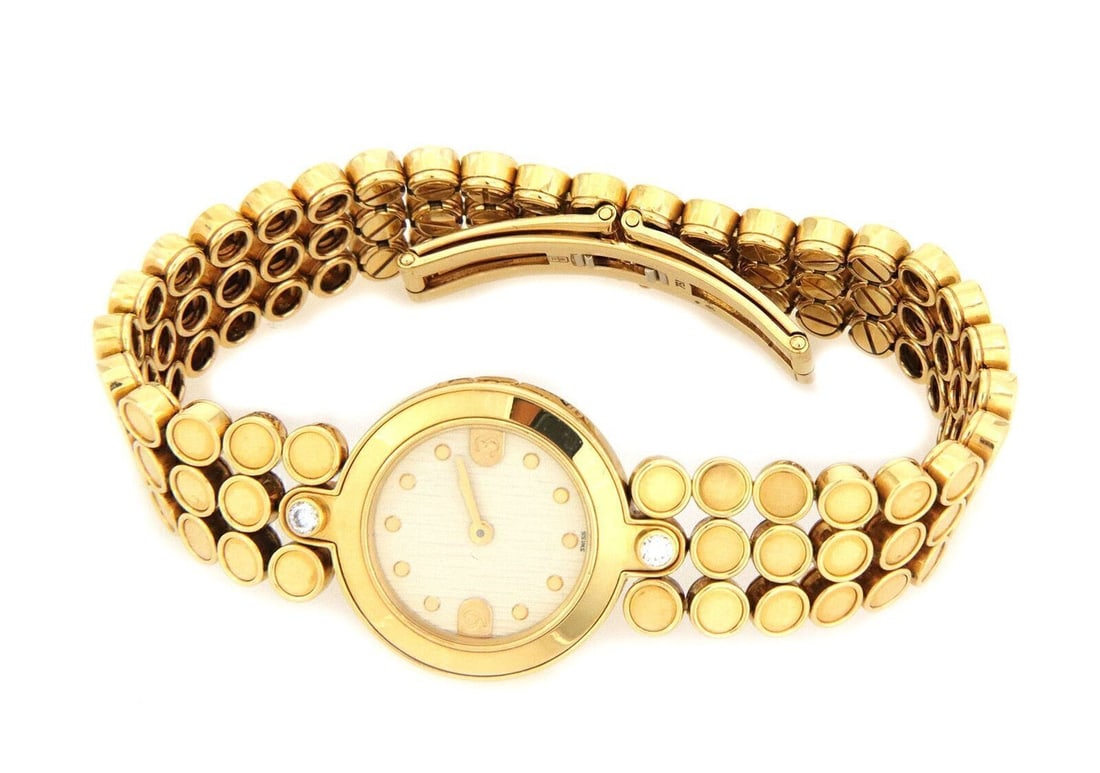 Harry Winston 18k Yellow Gold Diamond Ladies Quartz Wristwatch: Harry Winston 18k Yellow Gold Diamond Ladies Quartz Wristwatch Pre-owned Harry Winston ladies quartz wristwatch with a champagne analog dial, integrated 18k yellow gold bracelet, and a diamond accent.