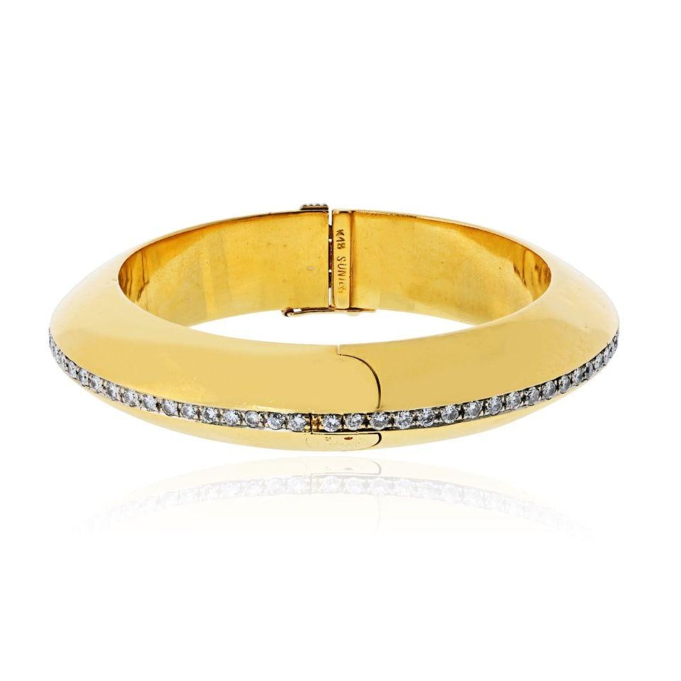 Diamond Donut Style Hinged Bangle 18K Yellow Gold 2.34cttw: Diamond Donut Style Hinged Bangle 18K Yellow Gold 2.34cttw This vintage bangle bracelet is crafted from 18K yellow gold and features a distinctive "donut" style design. Set with approximately 2.34 car