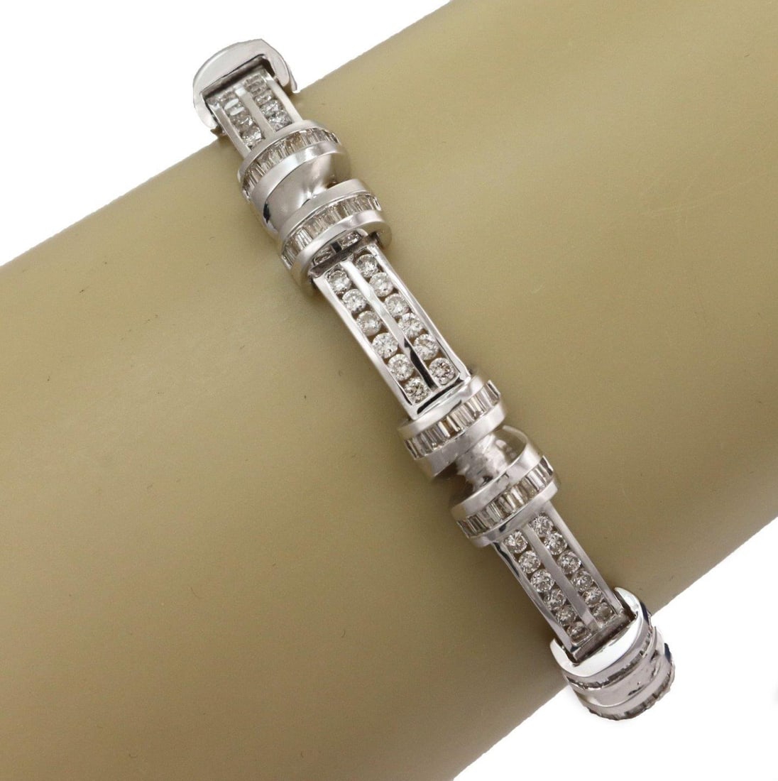 Stunning 5.40ct Diamond Bracelet in 14k White Gold: Stunning 5.40ct Diamond Bracelet in 14k White Gold This stunning diamond bracelet features a sophisticated design crafted from 14k white gold with a polished finish. The bracelet showcases seven long,